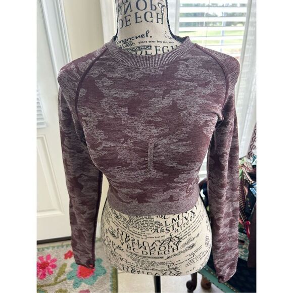 Gymshark Adapt Camo Seamless Long Sleeve Crop Top Berry Compression Sz S #1781 - Picture 1 of 6
